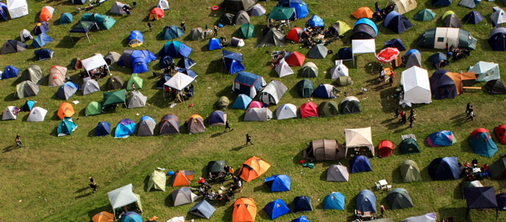 Luftaufnahme eines Festivalzeltplatzes